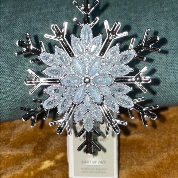 Bath & Body Works Gem Snowflake Wallflower Plug - Picture 3 of 4